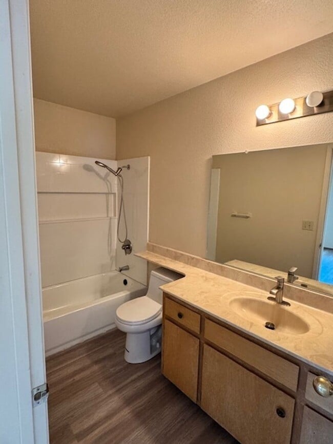 Building Photo - North Hilltop Home with 2 Car Garage