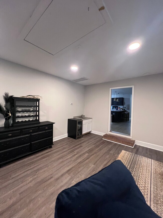 Living Room/Comes with sink & Wine fridge - 160 N Peace Haven Rd