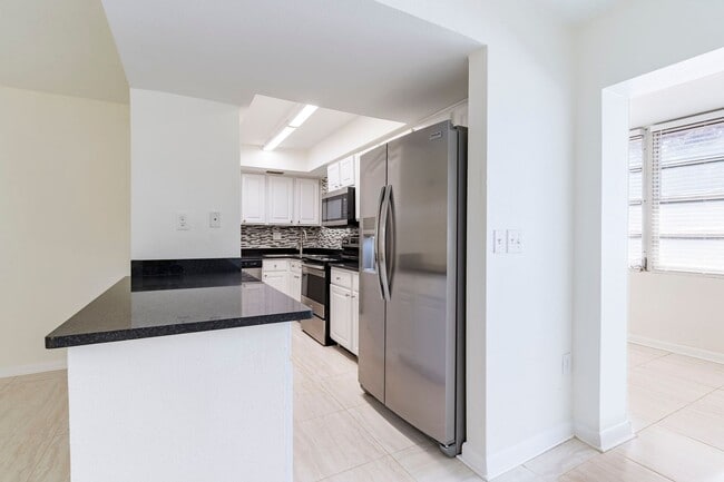 Building Photo - 2 Bedroom / 2 Bath Condo