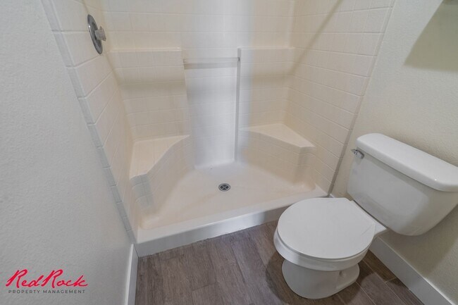 Building Photo - Small Dog Friendly! 3 Bedroom Single-Level...