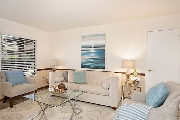 Building Photo - 323 Streamwood-