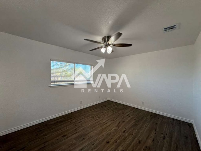 Building Photo - 774 Sawtooth Dr