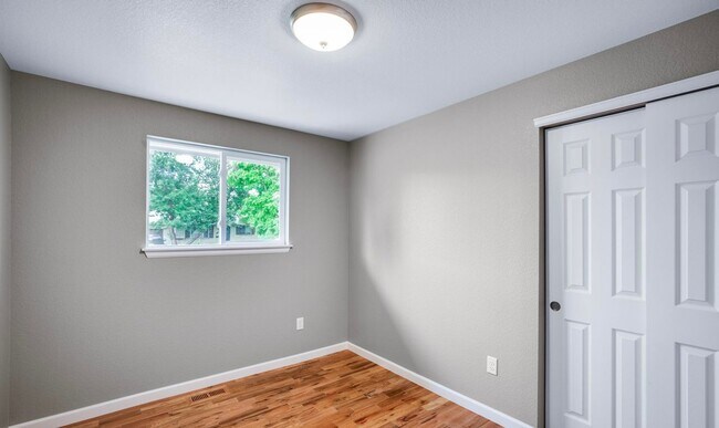 Building Photo - Modern 3 Bedroom 1 Bath Near Downtown Longmont!
