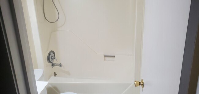 FULL BATHROOM - 305 Creek Dr