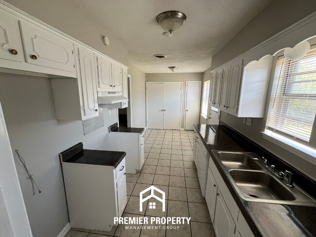 Building Photo - Charming 3BR Home in 38118 | Hardwood Floors & Spacious Fenced Backyard