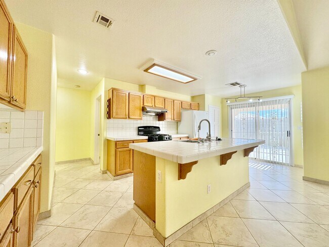 Building Photo - 8159 Dinsmore Dr