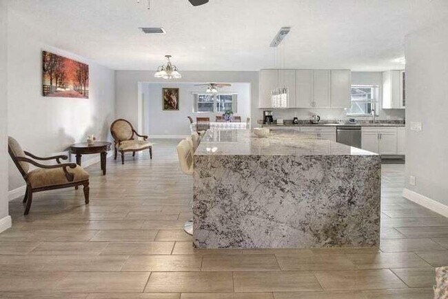 Building Photo - 120 E Park Ln