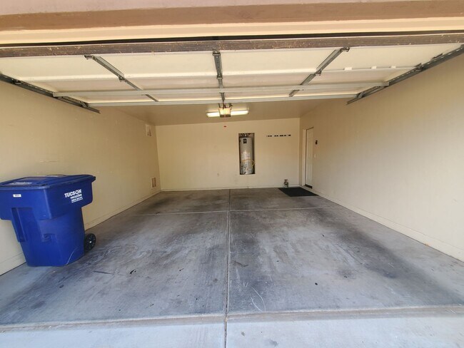 Building Photo - Central Tucson, close to everything, community pool