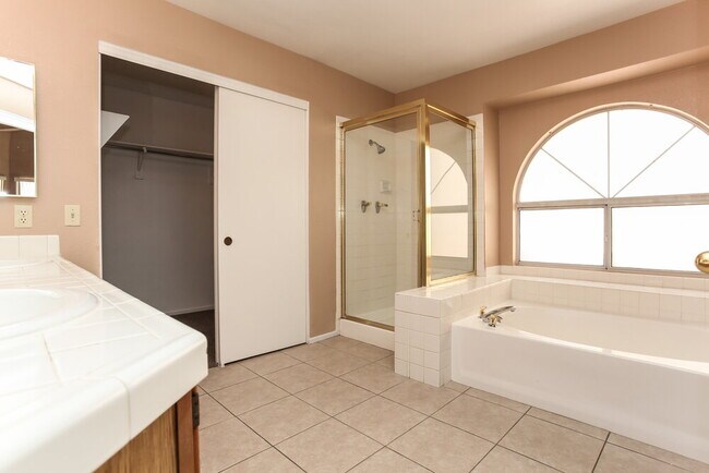 Building Photo - 4216 Laurel Hill Dr