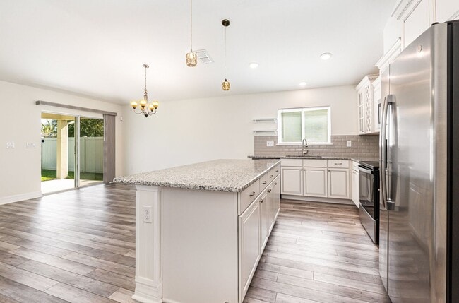 Building Photo - NEW!