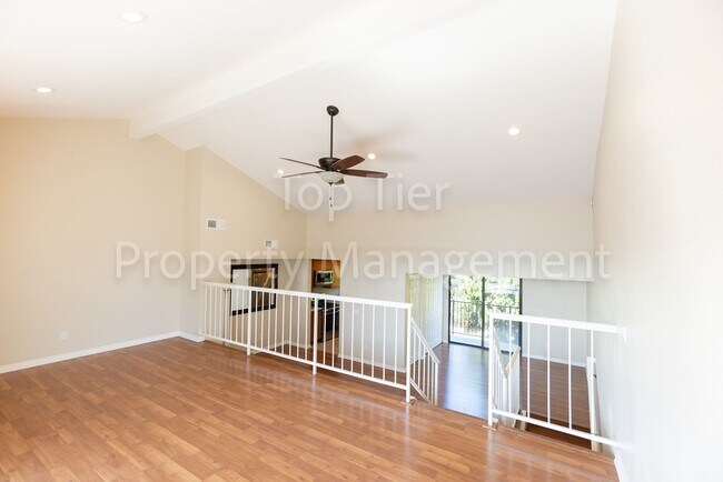 Building Photo - Beautiful 2 bed, 2.5 bath, 1373 sqft Townh...