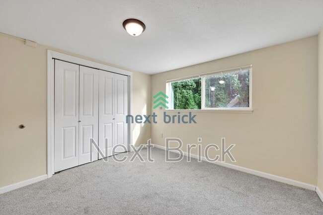 Building Photo - 701 S Kenyon St