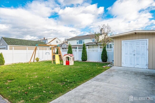 Building Photo - 14 Linden St