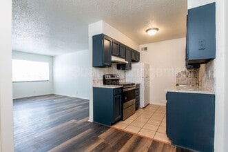 Building Photo - 1800 E 1st St N