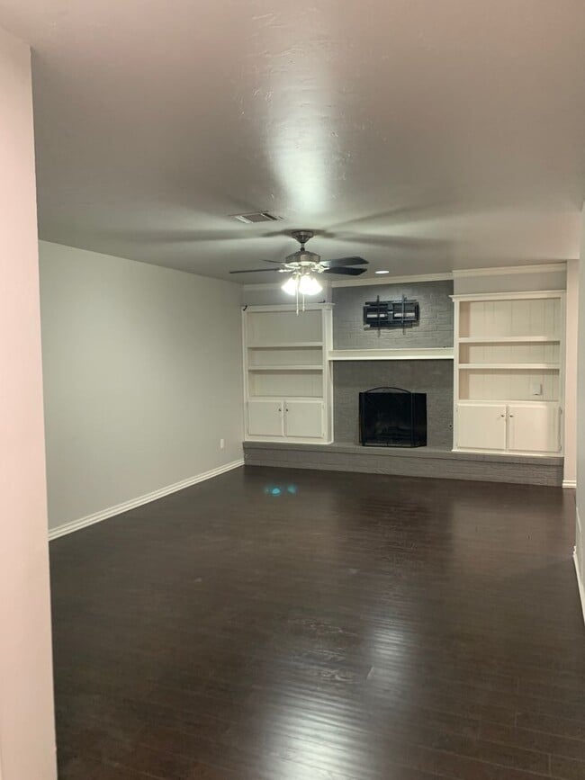 Building Photo - 517 Post Oak Ln