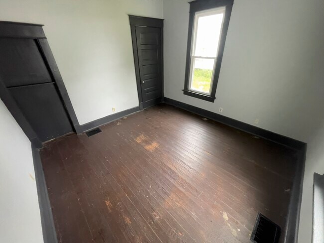 Building Photo - 103 N Beard St