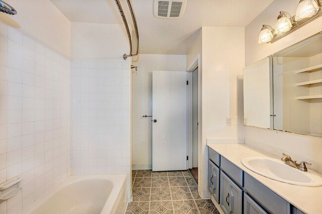 Building Photo - Lake Ballinger Townhouse 3 Bedroom