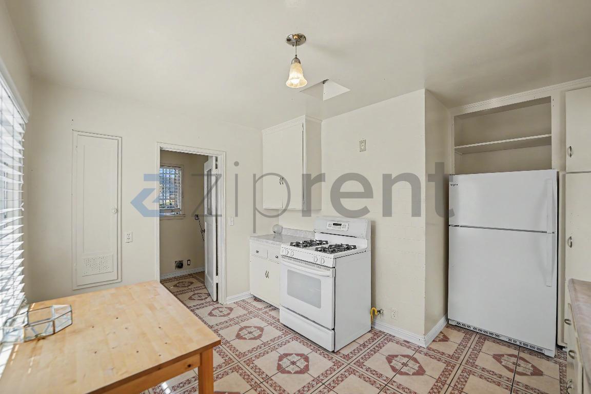 Building Photo - Unit