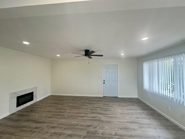 Building Photo - Upstairs 2 bedroom 1 bath apartment in PB, 4 blocks from ocean