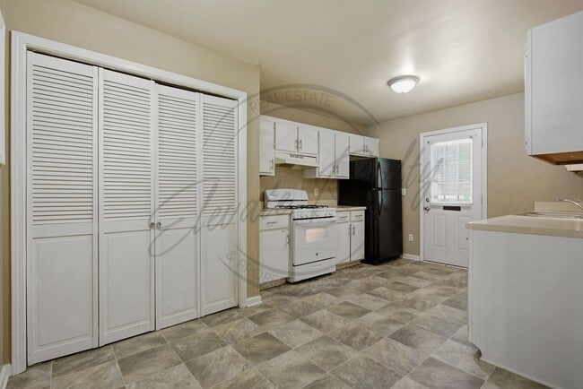 Building Photo - SPRING SPECIAL: 1/2 OFF FIRST MONTHS RENT - Two Bedroom Ranch Duplex in Columbia!