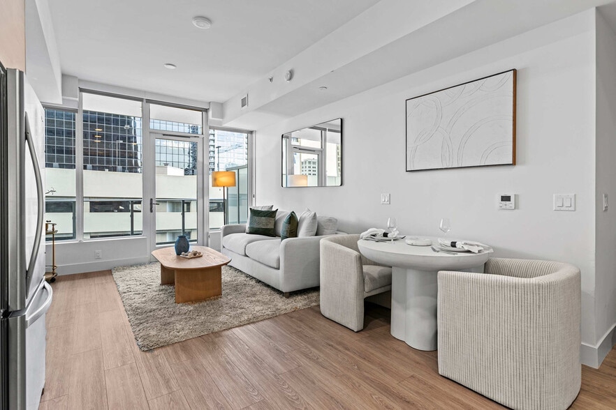 Building Photo - 1049 Seventh Ave