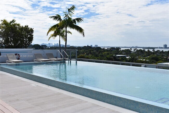 Building Photo - 9940 W Bay Harbor Dr