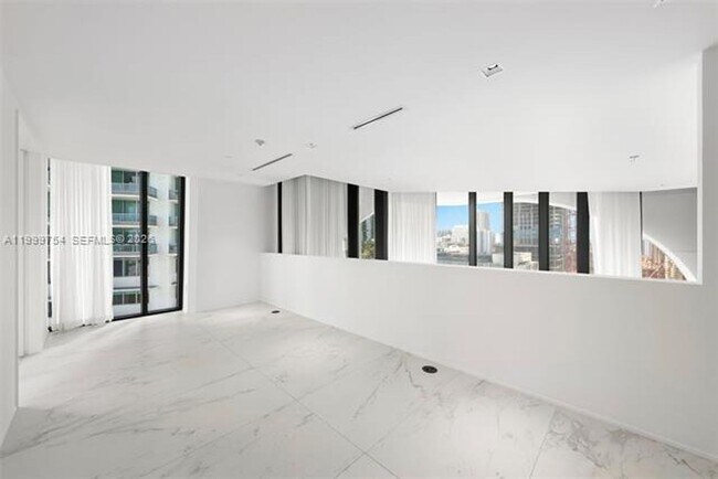 Building Photo - 1000 Biscayne Blvd