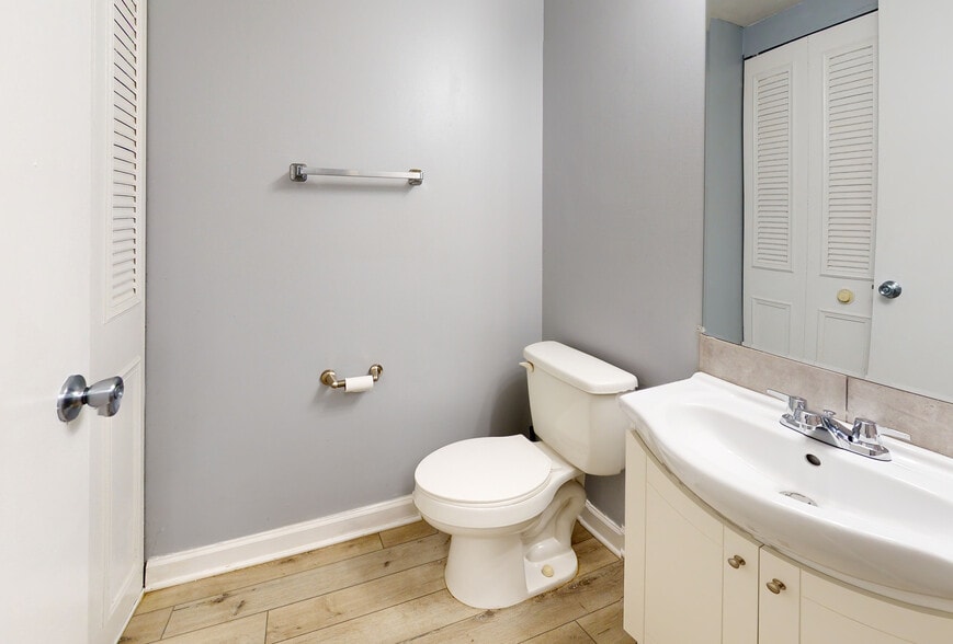 1/2 Bath - 368 Farmingdale Cir