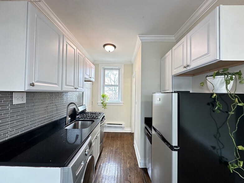 Building Photo - 655 W Roscoe St