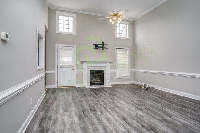 Building Photo - Executive Style Rental in Red Oak