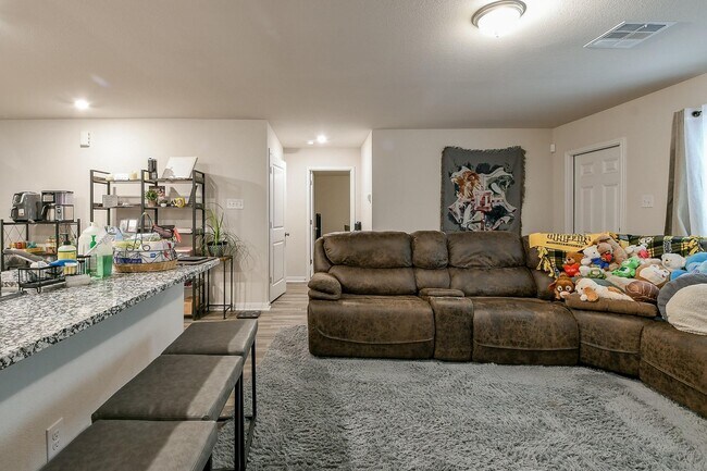 Building Photo - 10131 Cerritos dr