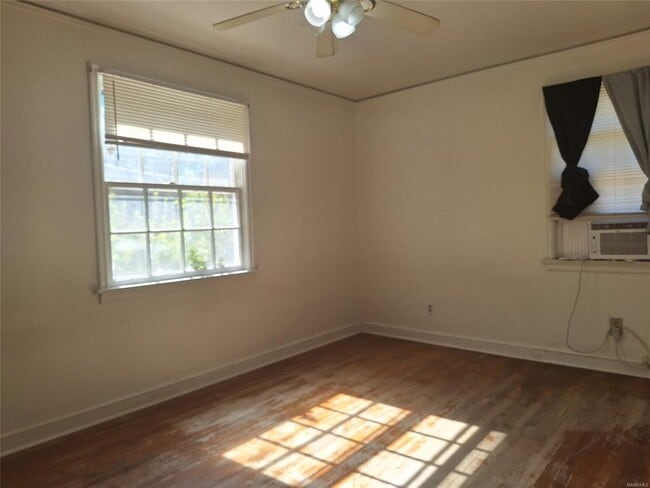 Building Photo - 2215 E 2nd St