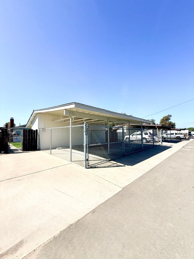 Building Photo - N604