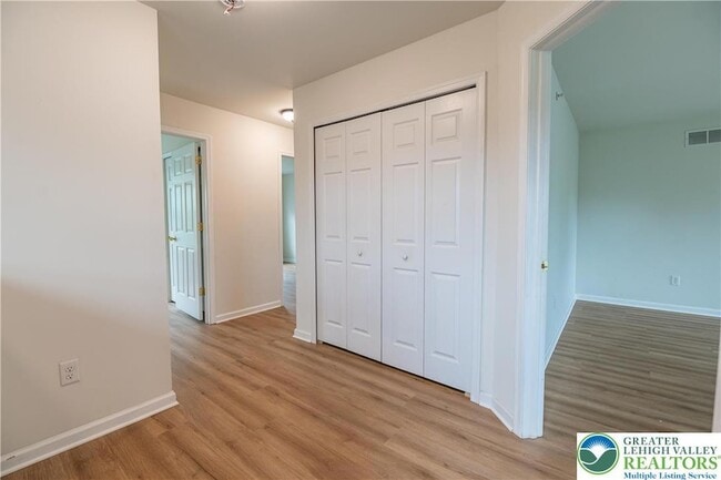 Building Photo - 955 King Way