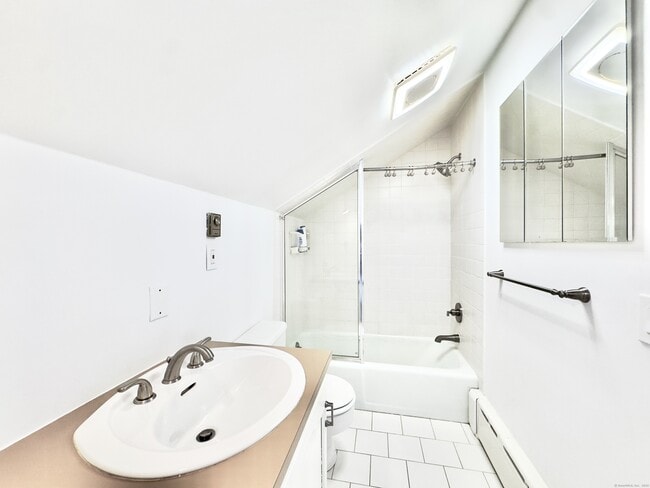 Building Photo - 48 Pemberwick Rd