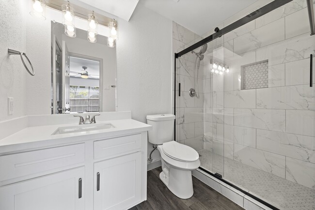 Building Photo - 1714 Huge Oaks St