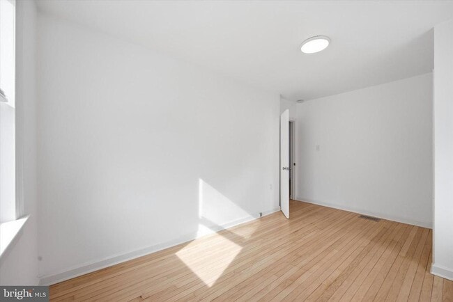 Building Photo - 734 Sunnyside Ave