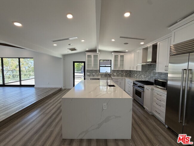 Building Photo - 3565 Multiview Dr