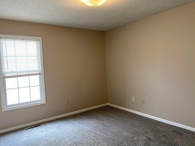 Building Photo - 28 N Cedar Lake Dr W