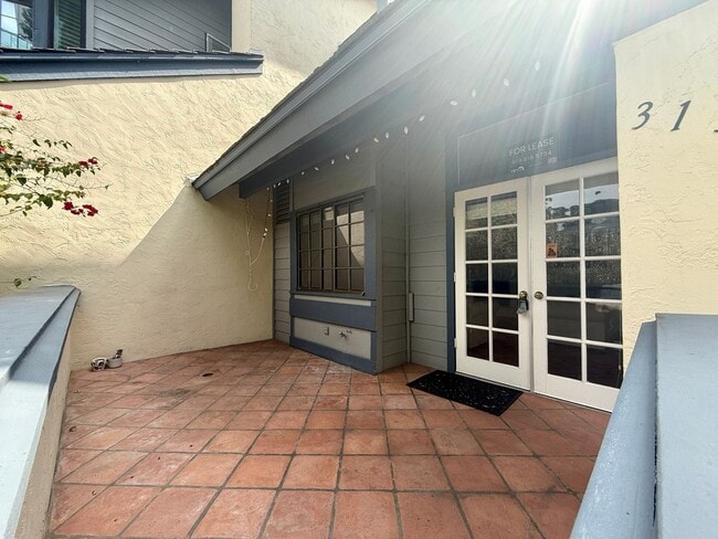 Building Photo - Beautiful 3 bedroom (2 bed + den/office) t...