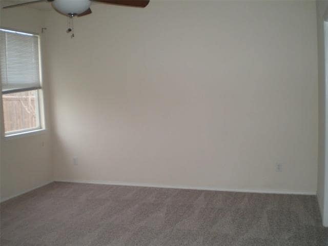 Building Photo - 2213 Willow Dr