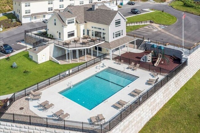 Building Photo - Envoy Townhouse with Tuscan Inspired Inter...