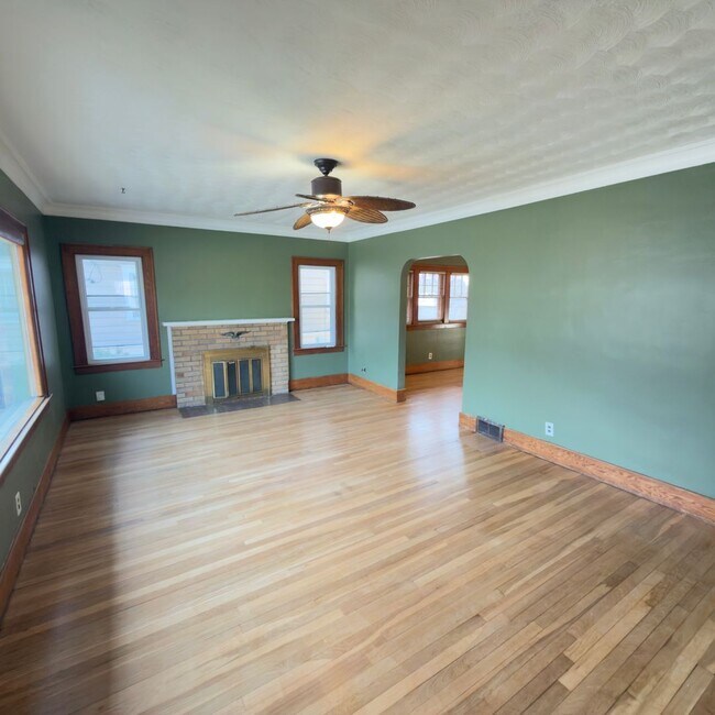 Building Photo - Charming 4 Bedroom on the SE Side!