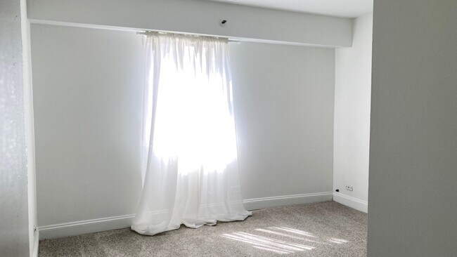 Building Photo - 21W581 North Ave