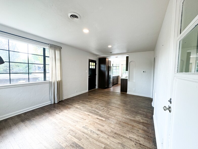 Building Photo - 1224 W Mulberry St