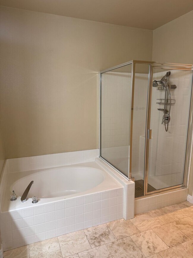 Building Photo - Beautiful 2 Bedroom/2 Bathroom + Bonus Room in Gated Community