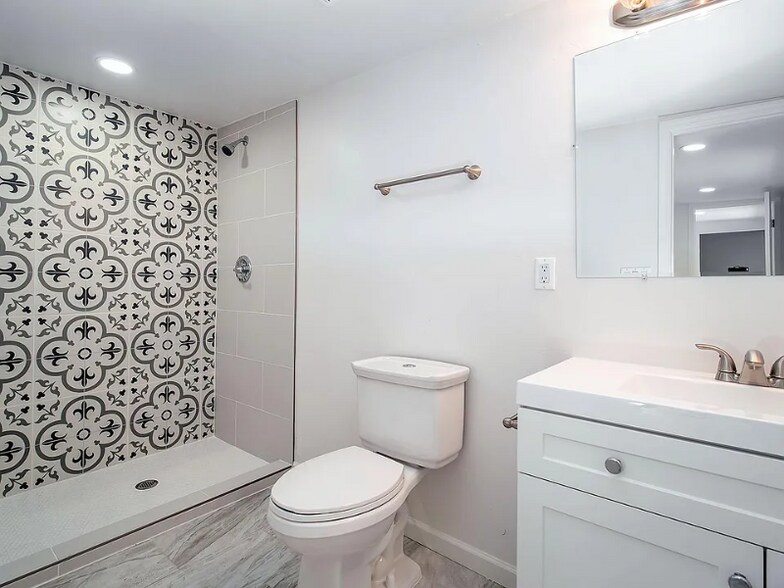 Building Photo - 1017 E West Cir Dr