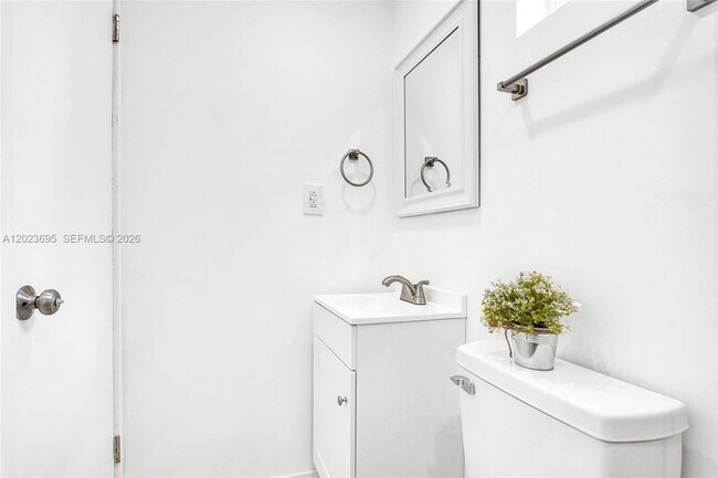 Building Photo - 877 W 33rd St