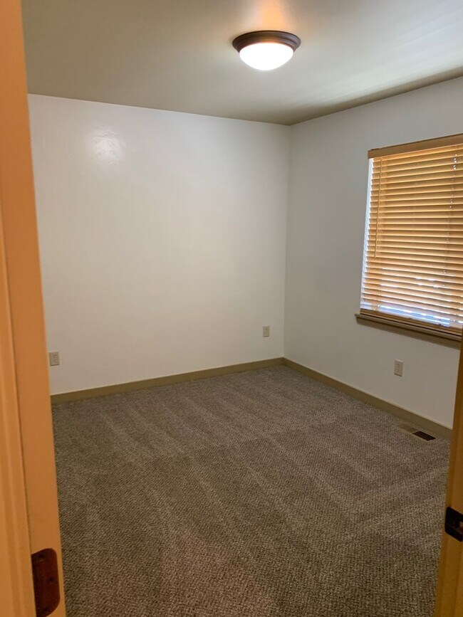 Building Photo - Beautifully Maintained Townhome