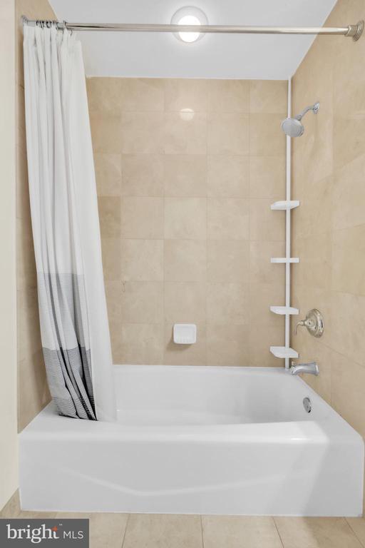 Building Photo - 400 S Broad St